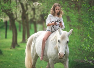 Mädchen reitet ein Pferd