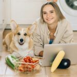 Hund mit Frau und Gemüse