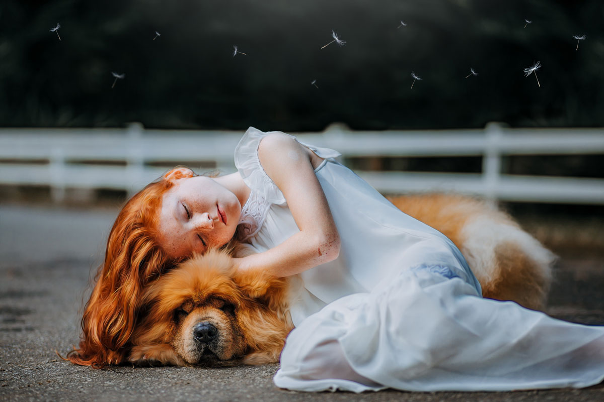 Mädchen kuschelt mit ihrem geliebten Hund